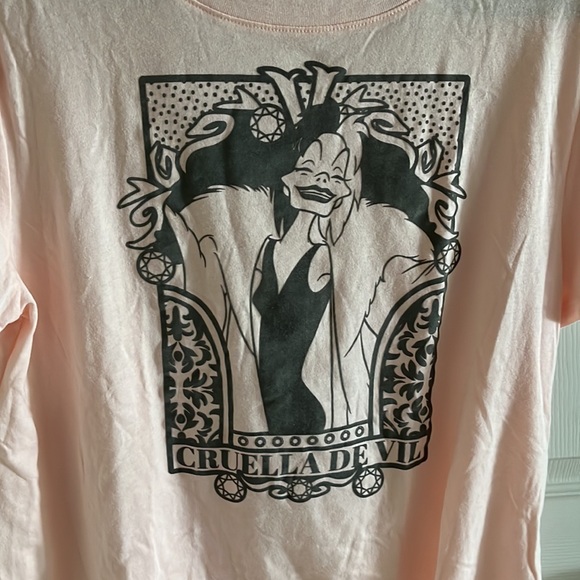 Villians Cruella Devil Short Sleeve Pink Tee Juniors XL - Picture 2 of 5